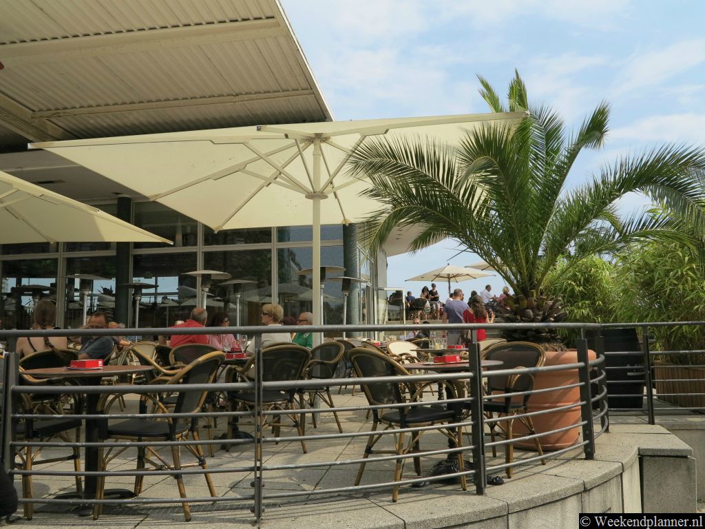 Dit populaire terras ligt aan de Binnenalster tegenover het warenhuis Alsterhaus in de winkelstraat Jungfernstieg. Tip:   De Alster in het centrum.